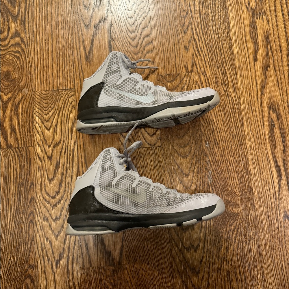 Youth Nike Basketball shoes size 6 - Picture 2 of 6